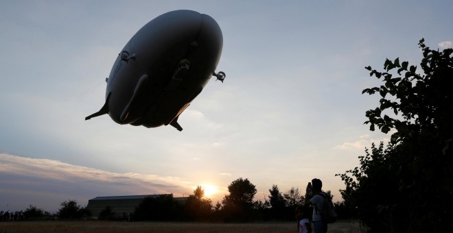 La nave Airlander 10 despegó el miércoles de una base aérea cerca de Reino Unido, es la más grande su tipo/REUTERS