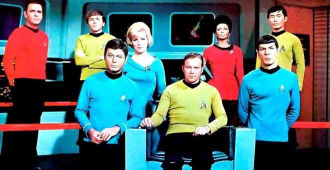 Los protagonistas de la serie original de TV 'Star Trek' en el puesto de mando de la nave estelar 'Enterprise'