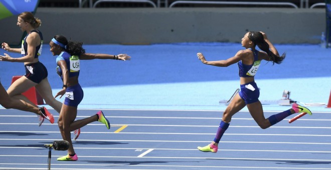 Momento en el que Allyson Felix lanza el testigo al suelo ante English Gardner. /REUTERS