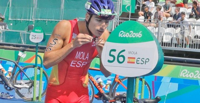El español Mario Mola cogiendo la bici en el triatlón de Río 2016. /EFE