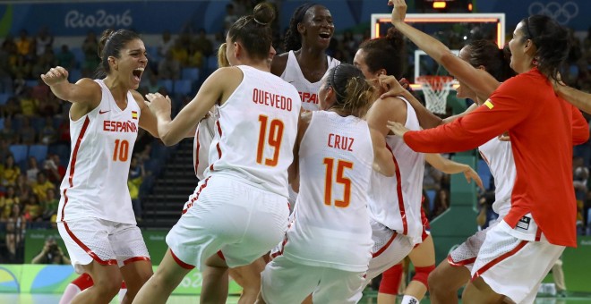 Las jugadoras españolas de baloncesto celebran por todo lo alto el pase a la final. /REUTERS