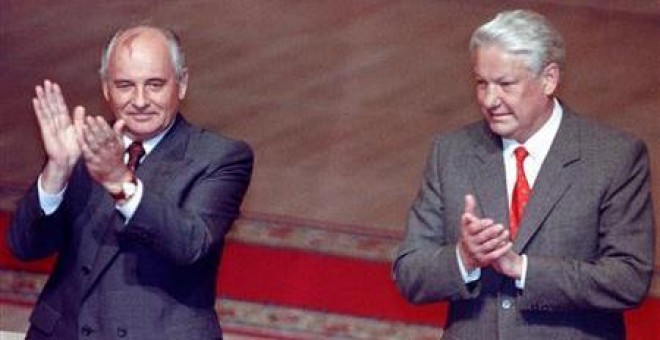 Boris Yeltsin y Mijail Gorbachov durante una reunión extraordinaria en el Soviet Supremo el 23 de agosto de 1991.REUTERS/Alexander Natruskin/Files
