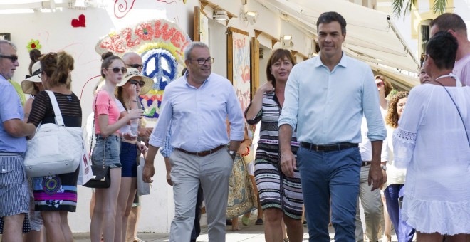 El secretario general del PSOE, Pedro Sánchez, acompañado de la presidenta de las Islas Baleares, Francina Armengol, y el líder de los socialistas ibicencos, Vicent Torres, durante el paseo que ha dado en el puerto de Ibiza antes de atender a los medios d