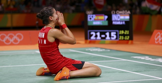 Carolina Marín, de rodillas, celebra su triunfo en la final olímpica de bádminton. /REUTERS