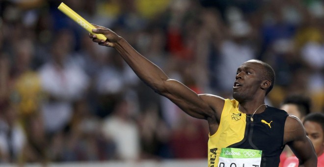 El atleta jamaicano Usain Bolt celebra la victoria en los relevos 4x100 que le han supuesto su tercera medalla de oro en Rio, y la novena presea dorada en unos JJOO. REUTERS/Ueslei Marcelino