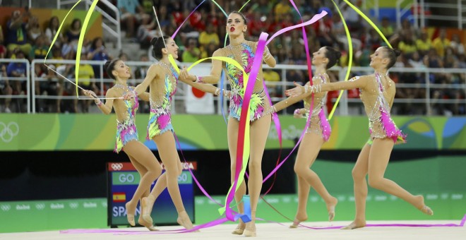 El equipo de gimnasia rítmica durante su ejercicio de cintas en los Juegos de Río. /REUTERS