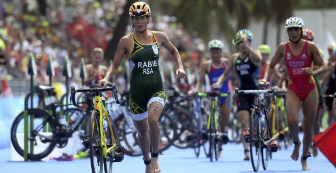 La española Carolina Routier coge la bicicleta en segunda posición. /REUTERS