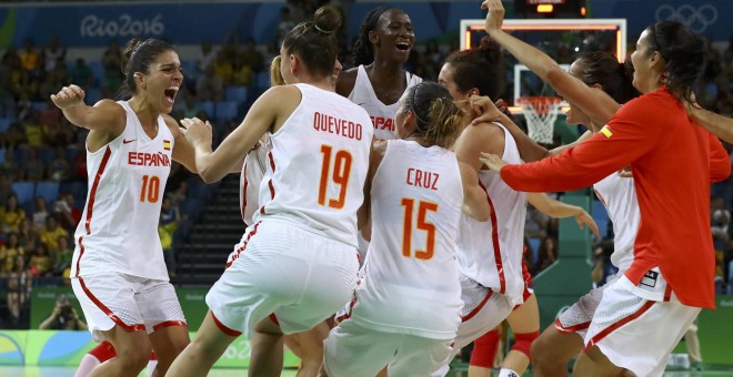 Las jugadoras de la selección española de baloncesto celebran su pase a la final. /REUTERS