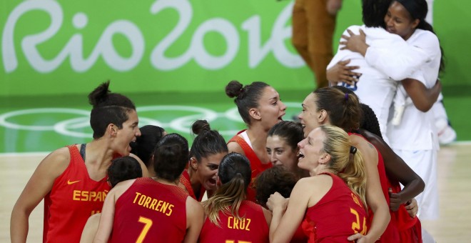 Las jugadoras de España celebran la plata olímpica ante la selección de EEUU. /REUTERS