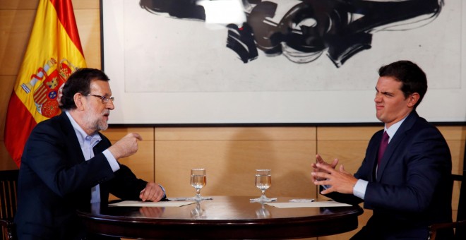 El presidente del Gobierno en funciones y del Partido Popular, Mariano Rajoy, en su reunión con el líder de Ciudadanos, Albert Rivera. REUTERS/Javier Barbancho