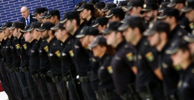El ministro del Interior, Jorge Fernández Díaz, con agentes de la Policía Nacional/EFE