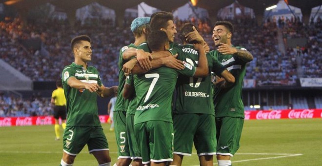 Los jugadores del del Leganés celebran el primer gol marcado al Celta de Vigo durante el partido de la primera jornada de la Liga Santander que se juega esta tarde en el estadio de Balaídos, en Vigo. EFE/Salvador Sas