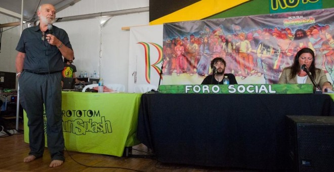 El profesor Éric Toussaint, el periodista Alberto Pradilla, y la expresidenta del Parlamento griego y fundadora del partido Course to Freedom, Zoé Konstantopoulou, en el Foro Social del Rototom Sunsplash. ROTOTOM 2016/ LUCA VALENTA