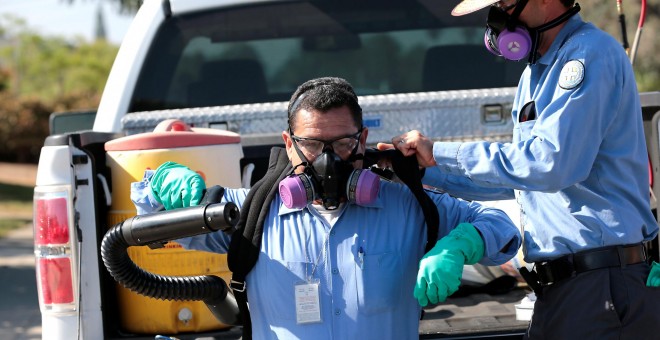 Un hombre se prepara para fumigar en San Diego zonas donde se conoce que existen colonias del mosquito Aedes albopictus, que infecta el zika, en España todavía no se ha dado presencia edl mosquito/REUTERS