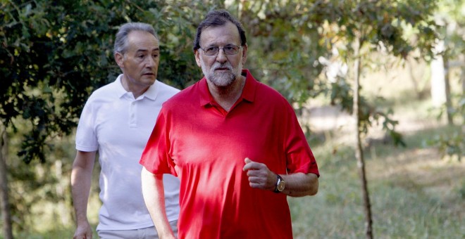El presidente del Gobierno en funciones, Mariano Rajoy, acompañado por José Benito Suárez, marido de la presidenta del Congreso, Ana Pastor, en su recorrido por la ruta del río Umia en el municipio de Ribadumia (Pontevedra). EFE/Salvador Sas