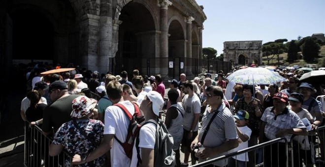 Vista de la cola de turistas a la entrada del Coliseo en Roma, Italia. EFE/Angelo Carconi