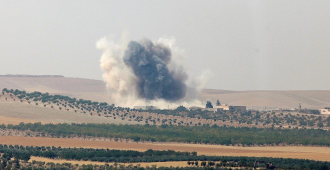 El humo se eleva desde la ciudad fronteriza siria de Jarablus.- REUTERS