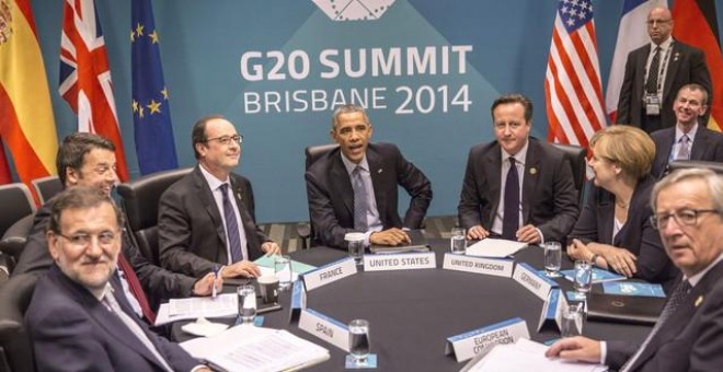 Mariano Rajoy, en la reunión del G-20 en Brisbane, junto Matteo Renzi (Italia), François Hollande (Francia), Barack Obama (EEUU), David Cameron (RU), Angela Merkel (Alemania) y Jean-Claude Juncker (presidente Comisión Europea)/GLEN HUNT EFE