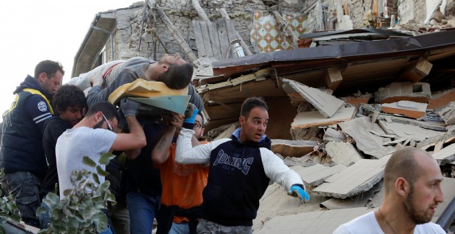 Un hombre es sacado de los escombros tras el terremoto en Amatrice, Italia. REUTERS/Remo Casilli