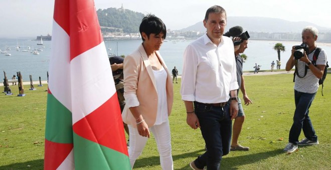 El candidato a lehendakari por EH Bildu, Arnaldo Otegi, junto a Maddalen Iriarte, en la presentación de la periodista como segunda en las listas de la coalición soberanista por Gipuzkoa para las elecciones vascas del 25-S. EFE/Juan Herrero