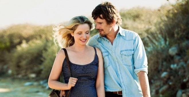 Fotograma de 'Antes del anochecer', una de las películas más míticas de Hawke en la que compartía pantalla con July Delpy.