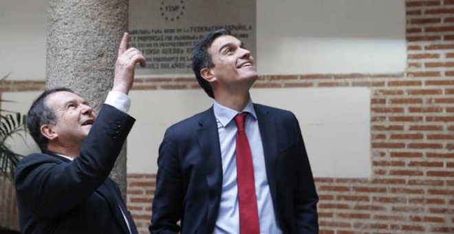 El secretario general del PSOE, Pedro Sánchez, junto al alcalde de Vigo, el socialista Abel Caballero (EFE)