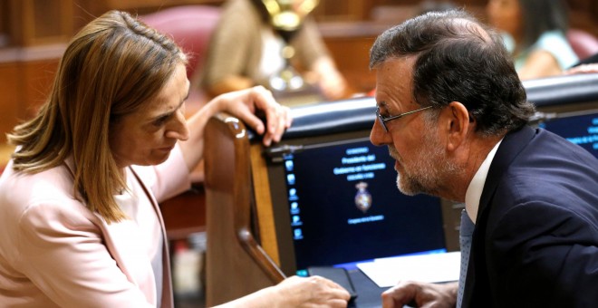 Mariano Rajoy conversa en su escaño con la presidenta del Congreso, Ana Pastor. REUTERS