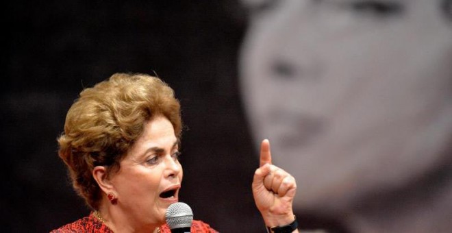 La presidenta brasileña Dilma Rousseff, suspendida de sus funciones por un juicio de destitución, habla en un acto en Brasilia este pasado miércoles. (CADU GOMES / EFE)