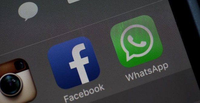 Los logos de Facebook y WhatsApp en un teléfono móvil. - AFP