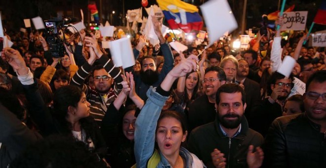 Decenas de colombianos celebran en las calles de Bogotá la firma de los acuerdos de paz entre el Gobierno y las FARC. - EFE