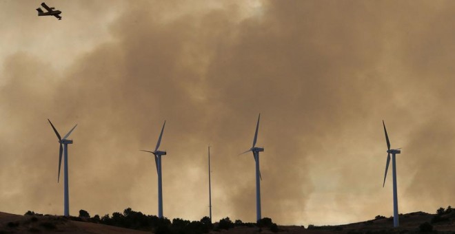 Un hidroavión trabaja en las labores de extinción del incendio de Navarra. -EFE/Jesús Diges