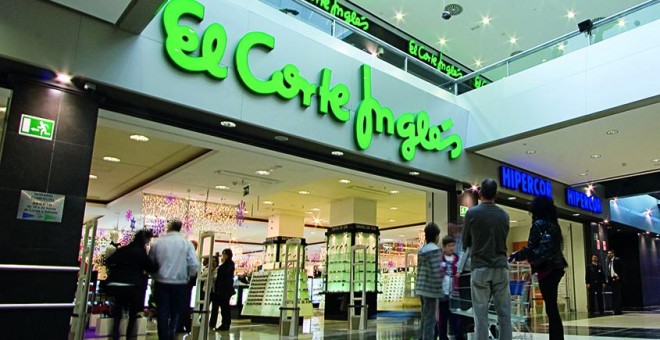 Entrada a un centro comercial de El Corte Inglés.