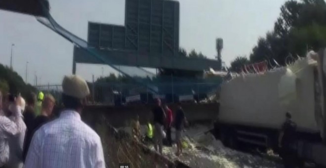 Puente peatonal derrumbado sobre la carretera M20 de Londres