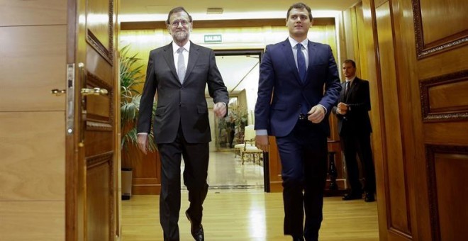 El presidente del Gobierno en funciones, Mariano Rajoy, junto al líder de Ciudadanos, Albert Rivera, en el Congreso de los Diputados.- EFE