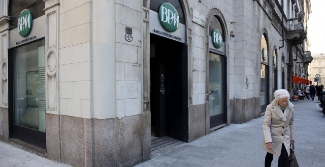 Una mujer pasa delante de una sucursal del  Banca Popolare di Milano, en Milán. REUTERS/Stefano Rellandini