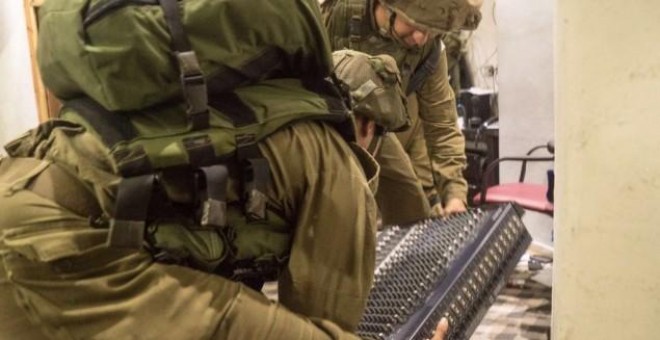 Soldados de las Fuerzas de Defensa de Israel confiscan material de emisión de la radio palestina Al Sabanel. IDF