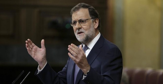 El presidente del Gobierno en funciones, Mariano Rajoy,contesta al secretario general del PSOE, Pedro Sánchez ,en la segunda sesión del debate de su investidura este miércoles en el Congreso de los Diputados.- EFE/Emilio Naranjo