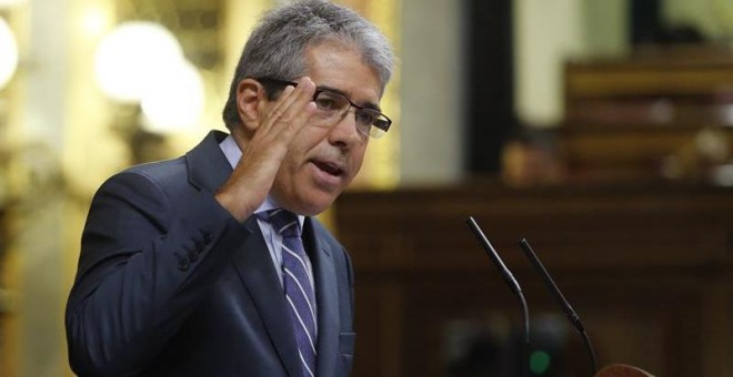 El portavoz del Grupo Mixto, Francesc Homs, durante su intervención en la segunda sesión del debate de investidura del candidato del PP, Mariano Rajoy, que se ha reanudado esta tarde en el Congreso de los Diputados. EFE/Mariscal