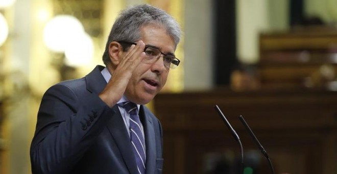 El portavoz del Grupo Mixto, Francesc Homs, durante su intervención en la segunda sesión del debate de investidura del candidato del PP, Mariano Rajoy, que se ha reanudado esta tarde en el Congreso de los Diputados. EFE/Mariscal