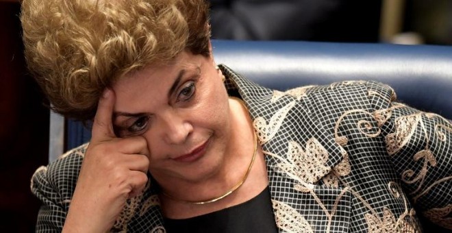 Dilma Rousseff gesticula durante el juicio político en su contra en el Senado. - AFP