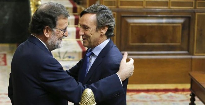 Mariano Rajoy saluda al portavoz del PP, Rafael Hernando, antes de su intervención. / MARISCAL (EFE)