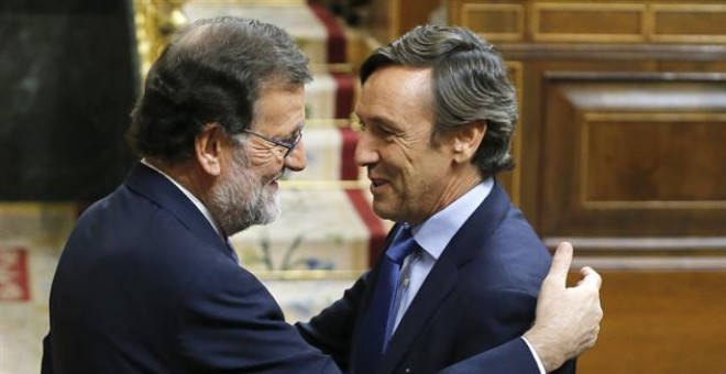 Mariano Rajoy saluda al portavoz del PP, Rafael Hernando, antes de su intervención. / MARISCAL (EFE)