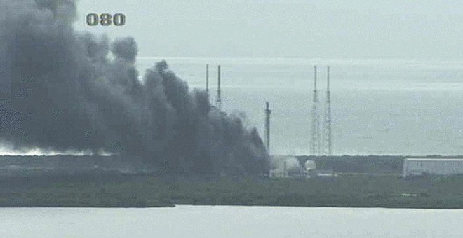 Captura de vídeo facilitado por la NASA que muestra una densa columna de humo negro causada por la explosión del cohete Falcon 9 durante un lanzamiento de prueba en Cabo Cañaveral. EFE
