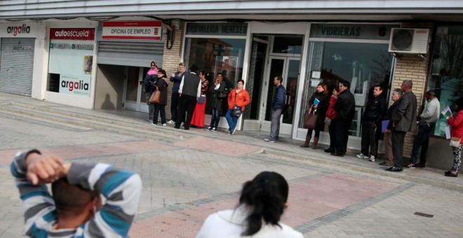 Un grupo de personas hace cola en una oficina del Servicio Público de Empleo de la Comunidad de Madrid. REUTERS