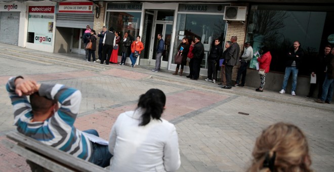 Un grupo de personas hace cola en una oficina del Servicio Público de Empleo de la Comunidad de Madrid. REUTERS