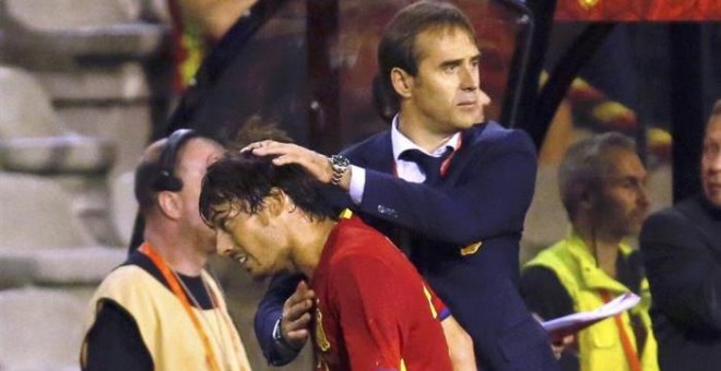 Julen Lopetegui saluda a Silva tras sustituirle en el amistoso contra Bélgica. /EFE