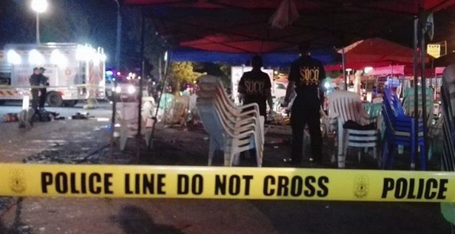 Varios policías del Departamento Operativo de Escena de Crímen (SOCO) recoge evidencias en el sitio donde hubo una explosión en un mercado nocturno en Dávao, Filipinas. EFE/Cerilo Ebrano