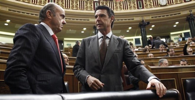 El ministro de Economía en funciones, Luis de Guindos, y José Manuel Soria, en el Congreso. / EP