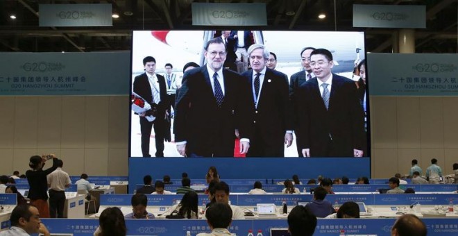 Imagen de la llegada de Mariano Rajoy al aeropuerto de Hangzhou Xiaoshan, tomada en la sala de prensa de la cumbre del G20. EFE/Juan Carlos Hidalgo