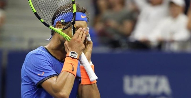 Rafa Nadal se tapa la cara lamentándose de la derrota ante Pouille en el US Open. /EFE